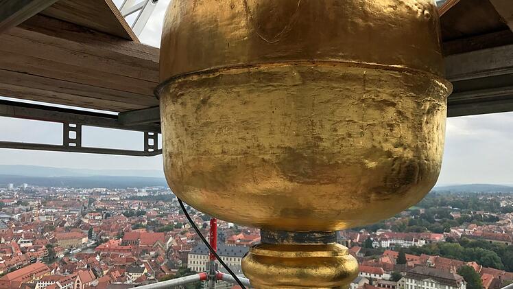 Je höher man steigt, desto weiter reicht der Blick über die Stadt. Kurz unter der obersten Plattform taucht die vergoldete Turmkugel auf. Fotos: Michael Wehner, Anna Lienhardt, Ronald Rinklef,