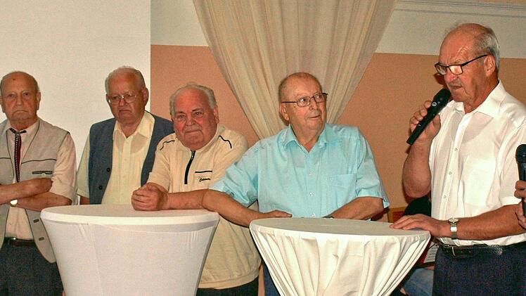Unter der Leitung von Bürgermeister Gerhard Wunder (rechts) gab eine illustre Talkrunde Episoden und Anekdoten zur Eingemeindung zum Besten (von links): Eugen Bätz, Albin Deuerling, Manfred Vogler, Werner Föhrweiser und Alfred Kotschenreuther. Foto: Susanne Deuerling