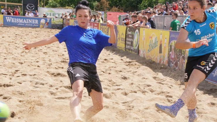 Eine Spielerin des Turniersiegers"Die Tanten"  (blau) aus Oldenburg zieht ab und erzielt einen Treffer gegen den Neuling "Drunkvengers". Die  Viertelfinal-Partie endete 3:0.Mario Deller