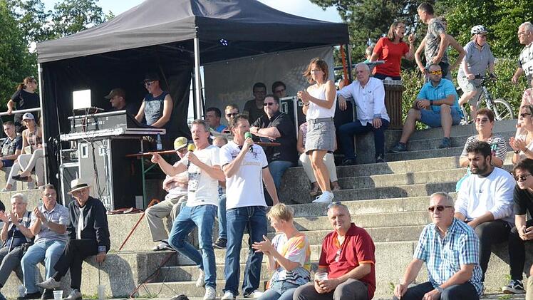 Die Stimmungsmacher "Kapfer & Kapfer" mischten sich unter das Publikum.K.-H. Hofmann