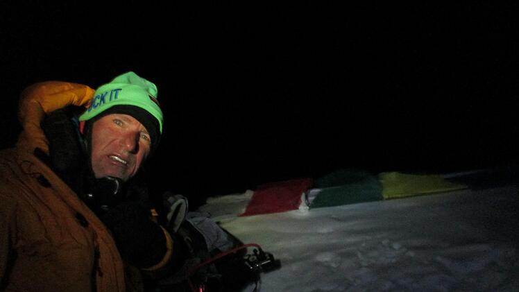 Das Gipfelfoto zeigt Herbert Hellmuth um 3 Uhr auf dem K2