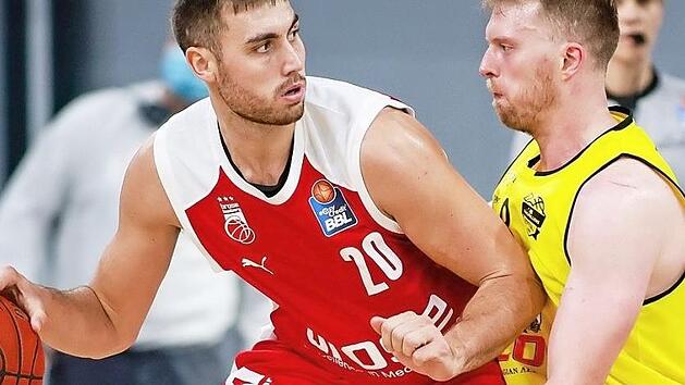 Chase Fieler (links), hier gegen Oliver Troisfontaines, war gegen seinen Ex-Klub effektivster Bamberger. Foto: Daniel L&ouml;b