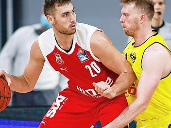 Chase Fieler (links), hier gegen Oliver Troisfontaines, war gegen seinen Ex-Klub effektivster Bamberger. Foto: Daniel Löb