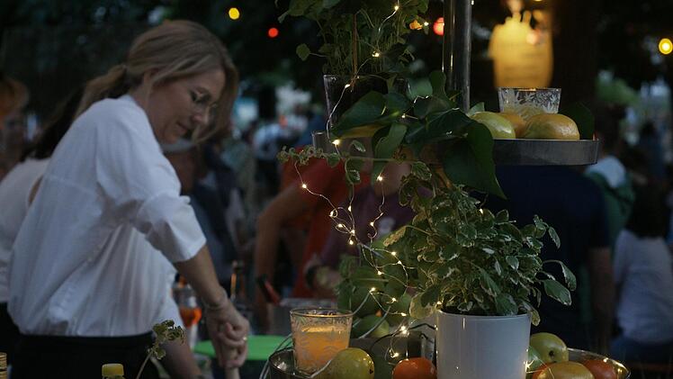 Nicht jeder hatte ein Auge für die atmosphärische Beleuchtung. Für diese Tätsch'r-Frau am Cocktail-Stand bedeutete das Fest viel Arbeit. Foto: Steffen Standke