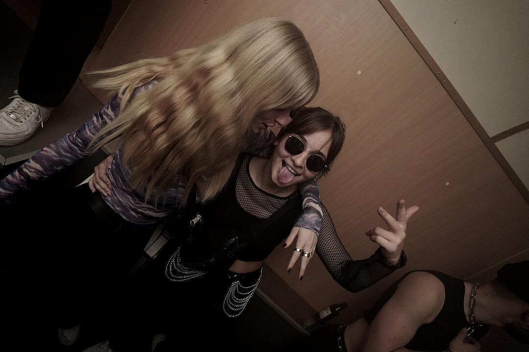 Party im Zug - Raver*innen tanzen zu Techno-Beats