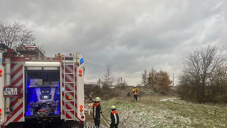 Auto rast gegen Brücke: Person stirbt bei schwerem Verkehrsunfall