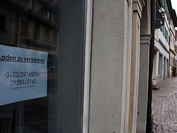 Etliche Läden stehen schon jetzt in der Volkacher Innenstadt leer. Die Stadträte beschäftigen sich mit dem Thema. Foto: Pfannes