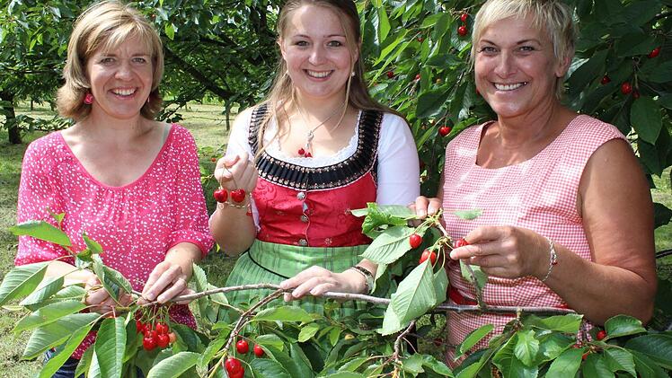 Kreisbäuerin Rosi Kraus, Kirschenkönigin Marina I. aus Weilersbach und Vize-Kreisbäuerin Christine Werner (von rechts) verführen mit den süßen Früchten.  Fotos: Karl-Heinz Frank