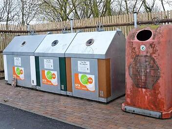 Die Doseniglus (rechts) werden weiter erhalten bleiben, sie haben sich nach Meinung des Abfallwirtschaftsausschusses bewährt. Alternativen werfen Probleme auf.  Foto: Karl-Heinz Hofmann