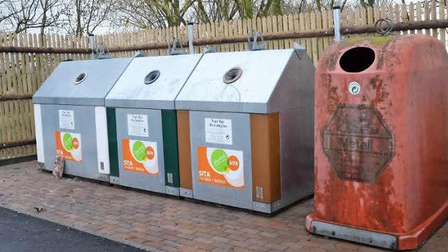 Die Doseniglus (rechts) werden weiter erhalten bleiben, sie haben sich nach Meinung des Abfallwirtschaftsausschusses bewährt. Alternativen werfen Probleme auf.  Foto: Karl-Heinz Hofmann