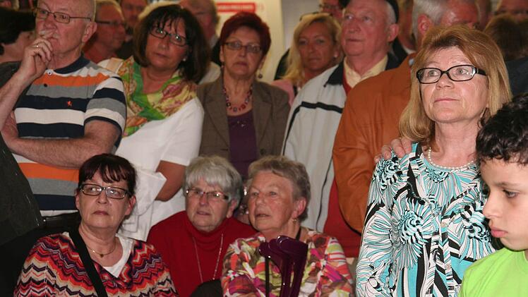 Die Rathaushalle war deutlich mehr gefüllt als bei der ersten Wahl vor 14 Tagen.Foto: Ralf Dieter