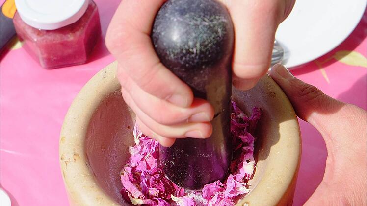 Die getrockneten Rosenblüten landen im Mörser und erhalten nach Bearbeitung mit Salz oder Zucker eine ähnlich kristalline Struktur. Foto: Gerd Schaar
