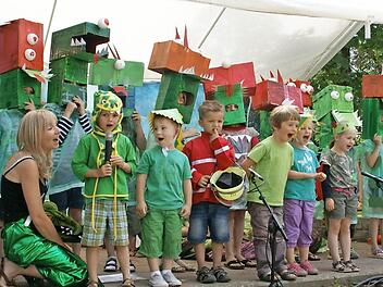 Lauter wilde Drachen bevölkerten die Bühne beim Sommerfest des Kindergartens.  Foto: Sabine Weinbeer