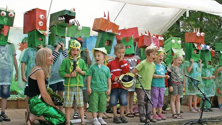 Lauter wilde Drachen bevölkerten die Bühne beim Sommerfest des Kindergartens.  Foto: Sabine Weinbeer