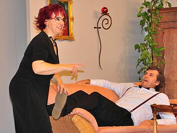 "Den schnapp' ich mir", denkt sich Isolde (Carola Wagenhäuser) und stürzt sich im nächsten Moment auf den überraschten Albert (Stefan Lang).  Foto: Ulrike Langer