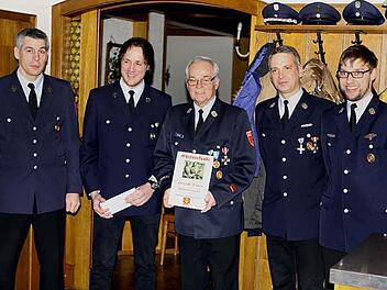 Nach 26 Jahren wurde Harald Bauer in der Jahresversammlung der Feuerwehr Höfles als Vorsitzender verabschiedet. Mit im Bild (von links) sein langjähriger Stellvertreter Thomas Bülling, sein Nachfolger Tobias Fischer, Kommandant Matthias Schubert und der neue Schriftführer Jürgen Müller  Foto: Michael Wunder