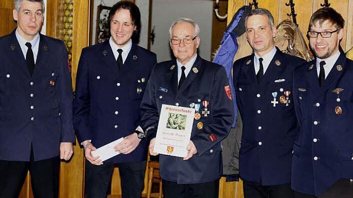 Nach 26 Jahren wurde Harald Bauer in der Jahresversammlung der Feuerwehr Höfles als Vorsitzender verabschiedet. Mit im Bild (von links) sein langjähriger Stellvertreter Thomas Bülling, sein Nachfolger Tobias Fischer, Kommandant Matthias Schubert und der neue Schriftführer Jürgen Müller  Foto: Michael Wunder