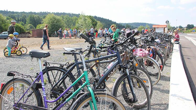 Rund 200 Besucher nahmen an der Übergabefeier in Ermershausen teil. Viele waren mit dem Fahrrad gekommen.