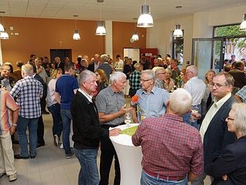 In der Markthalle versammeln sich Helfer und Organisatoren des Stadtfests. Foto: Arkadius Guzy