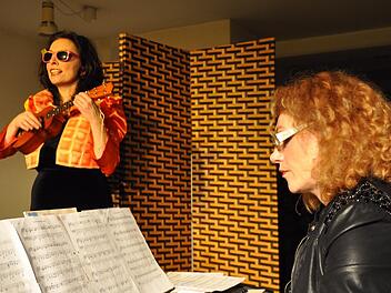 Das Klischee der Frau füllte das Programm "Waffeln der Frau" mit dem Duo Marianne Blum und Marina Gajda. Foto Petra Heurich