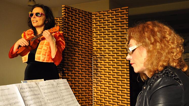 Das Klischee der Frau füllte das Programm "Waffeln der Frau" mit dem Duo Marianne Blum und Marina Gajda. Foto Petra Heurich