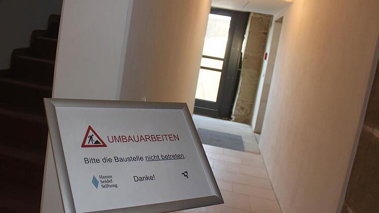 Ein Durchgang vom großen Seminarraum zum Kräutergarten entsteht gerade. Foto: Matthias Einwag