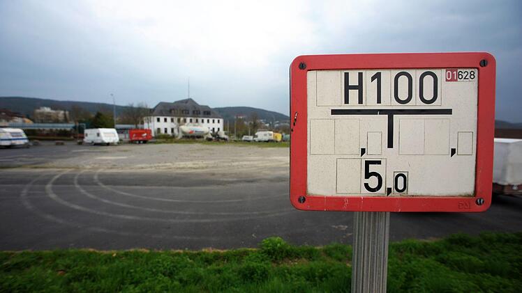 Filetstück: In der ehemaligen Kasernengelände sollen auf der Fläche mit Blick auf die Polizeiinspektion Elektrofachmarkt, Sportbar, Restaurant und Bäckerei mit Café entstehen. Foto: Siegfried Farkas