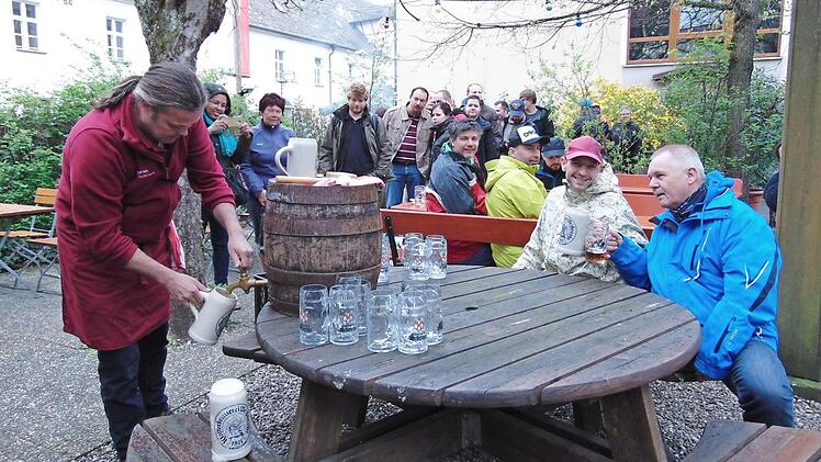 In Weißenohe wird zum Saisonauftakt wieder Freibier aus dem Holzfass ausgeschenkt. Das war letztes Jahr schon so und fand, wie auf dem Archivfoto zu sehen, Anklang bei den Gästen. Foto: Archiv