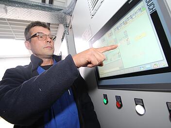 Hier wird die Kälte geregelt: Im kältesten Lagerraum beim Großhandel Blumenröther in Stockheim herrschen Minus 22 Grad, zeigt Lagerleiter Alexander Weigelt. Foto: Marian Hamacher