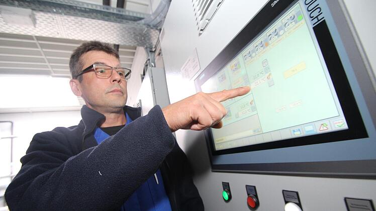 Hier wird die Kälte geregelt: Im kältesten Lagerraum beim Großhandel Blumenröther in Stockheim herrschen Minus 22 Grad, zeigt Lagerleiter Alexander Weigelt. Foto: Marian Hamacher