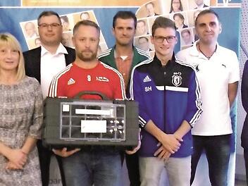 Volksbank-Vorsitzender Joachim Hausner (li.) und Julien Denis, Gesch&auml;ftsf&uuml;hrer von Sports Innovation Technologies (re.), &uuml;bergaben die Trainingskoffer an (v. li.) Silvia Wagner (TSV Kirchehrenbach), Christian Baier (JFG Aischtal), Sven Schulze (FC Burk), Stefan Pieger (FC Schlaifhausen), Sebastian Hutzler (FC Wichsenstein) und Wolfgang D&uuml;rrbeck (TSV Ebermannstadt).  Foto: privat