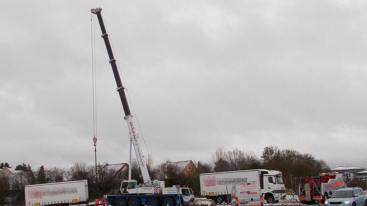 Die Bergung des Lkw  Foto: Michael Stelzner