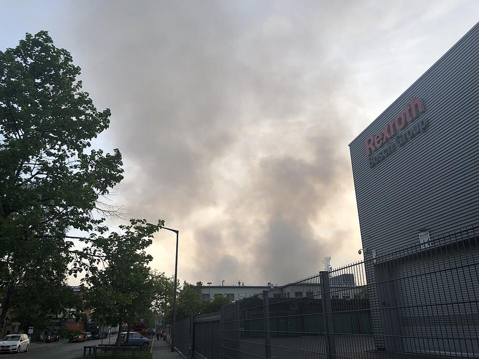 Großbrand in Nürnberg: Rauchwolken ziehen über die Stadt