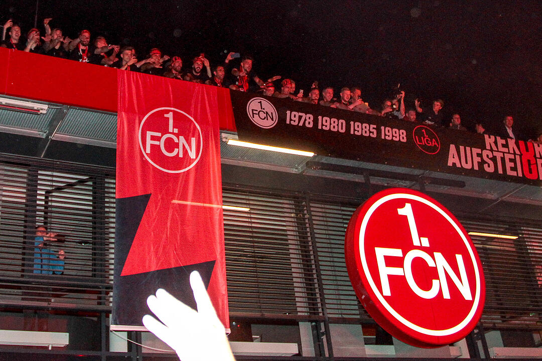 1. FCN steigt auf: Fans feiern in Nürnberg