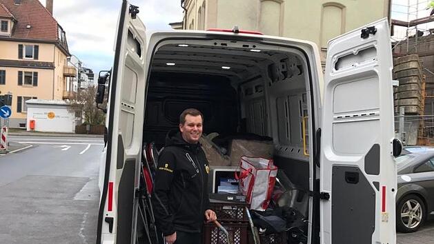 Steffen Ramer am Mittwochnachmittag vor seiner bisherigen Wohnung in der Casimirstraße/Georg-Hansen-Weg in Coburg. Der ehemalige Geschäftsführer des HSC Coburg zieht derzeit von der Vestestadt in die Domstadt und packt dabei im HSC-Trainingsanzug selber kräftig mit an. Anpacken will der Bamberger 2019 auch in seinem Bierkeller in Hallerndorf. Dann hofft er auf viele Besucher aus dem Coburger Raum. Seine neue Kneipe liegt zwischen Erlangen und Bamberg. Foto: privat