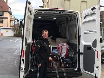 Steffen Ramer am Mittwochnachmittag vor seiner bisherigen Wohnung in der Casimirstraße/Georg-Hansen-Weg in Coburg. Der ehemalige Geschäftsführer des HSC Coburg zieht derzeit von der Vestestadt in die Domstadt und packt dabei im HSC-Trainingsanzug selber kräftig mit an. Anpacken will der Bamberger 2019 auch in seinem Bierkeller in Hallerndorf. Dann hofft er auf viele Besucher aus dem Coburger Raum. Seine neue Kneipe liegt zwischen Erlangen und Bamberg. Foto: privat