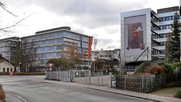 Schaeffler (links) hat Anfang Dezember die ehemalige Verwaltung von Adidas (rechts) gekauft. Im vierten Quartal 2019 sollen Mitarbeiter dorthin umziehen.  Foto: Bernhard Panzer