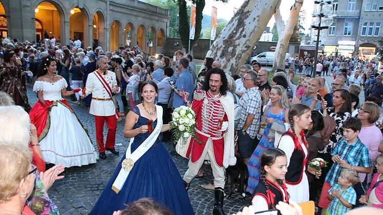 Der ungarische Fürst Rákóczi (Darsteller Timo Baier) steht im Mittelpunkt des Bad Kissinger Stadtfestes. Im vergangenen Jahr begleitete ihn Carina Wehner als Quellenkönigin, heute wird ihm Alexandra Kaiser bei Festball und Polonaise zur Seite stehen.  Foto: Archiv/Ralf Ruppert
