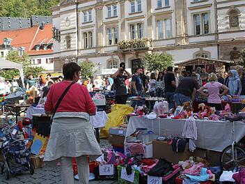 Auf dem Marktplatz waren wieder unz&auml;hlige St&auml;nde aufgebaut, Das traumhafte Wetter lockte nicht nur die H&auml;ndler, sondern auch die Schn&auml;ppchenj&auml;ger nach Kulmbach. Fotos: Sonny Adam