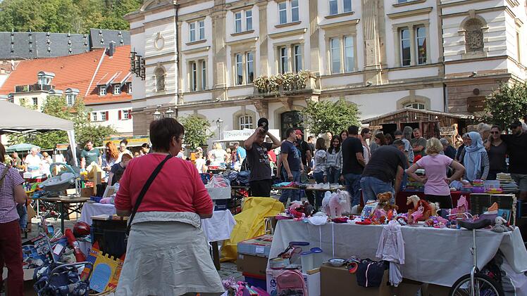 Auf dem Marktplatz waren wieder unz&auml;hlige St&auml;nde aufgebaut, Das traumhafte Wetter lockte nicht nur die H&auml;ndler, sondern auch die Schn&auml;ppchenj&auml;ger nach Kulmbach. Fotos: Sonny Adam