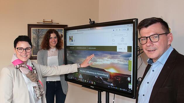 Heike Gnerlich vom B&uuml;rgermeisteramt, Verena Dotzel von der Tourist-Info und B&uuml;rgermeister Armin Warmuth klicken sich durch die neue Homepage der Stadt Hammelburg.