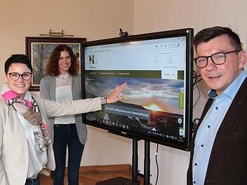 Heike Gnerlich vom Bürgermeisteramt, Verena Dotzel von der Tourist-Info und Bürgermeister Armin Warmuth klicken sich durch die neue Homepage der Stadt Hammelburg.