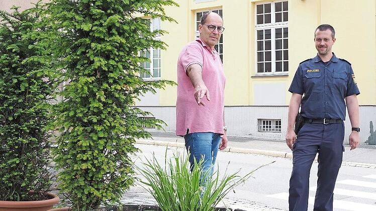 Detlef Heerlein und Alexander Höhne begutachten die Pflanzenkübel in der Ernststraße am Zebrastreifen vor der Polizeidienststelle. Fußgänger, die von der Innenstadt kommen, sollen durch die Kübel mittig auf den Zebrastreifen zulaufen und für Autofahrer nicht unvermittelt hinter der Hauswand auftauchen.