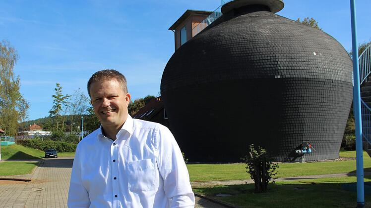 Stadtwerkechef Torsten Zwingmann in der Trübenbrunner Kläranlage: Hier soll zukünftig noch mehr Klärschlamm gepresst werden. Foto: Archiv/Julia Raab