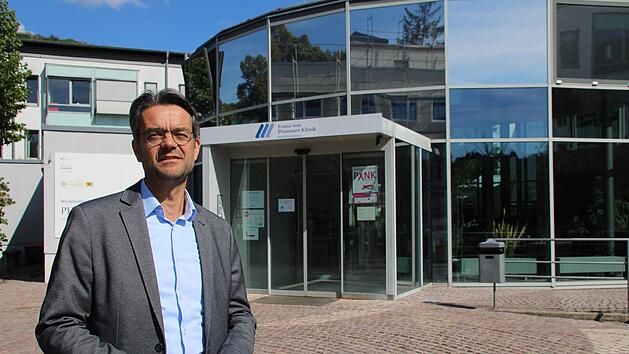 André Eydt, Geschäftsführer der Franz-von-Prümmer-Klinik in Bad Brückenau, klärt über Vor- und Nachteile einer kleinen Klinik auf. Foto: Julia Raab