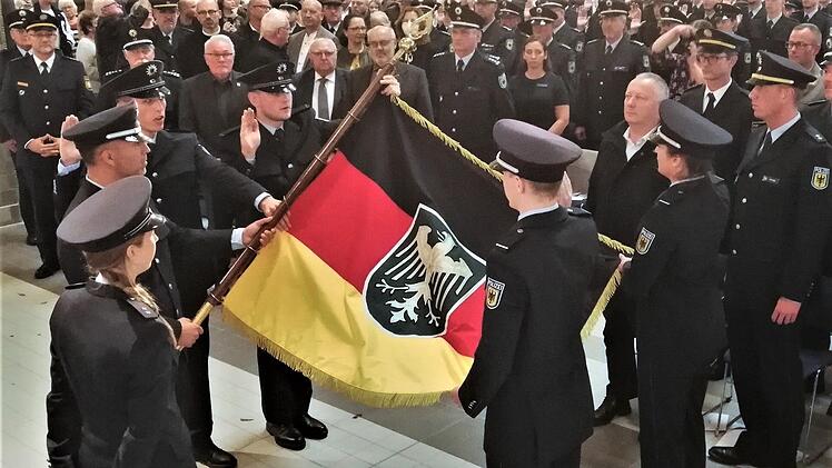 Feierlich sind die Polizeianwärterinnen und Polizeianwärter vereidigt worden. Foto: Sigismund von Dobschütz