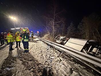 Spiegelglatte A9 bei Schnaittach: Lastwagen landet auf dem Dach