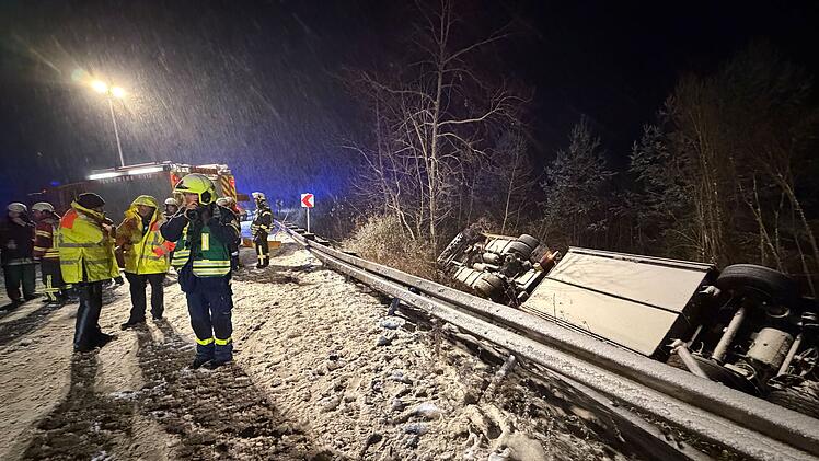 Spiegelglatte A9 bei Schnaittach: Lastwagen landet auf dem Dach