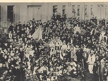Eines der ältesten Zeugnisse der Brückenauer Faschingsgeschichte: Josef Bott fotografierte die Teilnehmer des Faschingszuges am 15. Februar 1899. Bereits damals war der Faschingsausklang auf dem Marktplatz Abschluss und Höhepunkt der närrischen Zeit. Foto: Archiv Thomas Dill