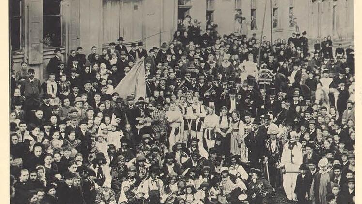Eines der ältesten Zeugnisse der Brückenauer Faschingsgeschichte: Josef Bott fotografierte die Teilnehmer des Faschingszuges am 15. Februar 1899. Bereits damals war der Faschingsausklang auf dem Marktplatz Abschluss und Höhepunkt der närrischen Zeit. Foto: Archiv Thomas Dill